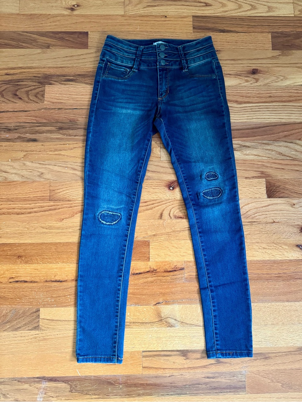 High-Rise MUDD Skinny Jeans in Dark Blue with Knee Distressing